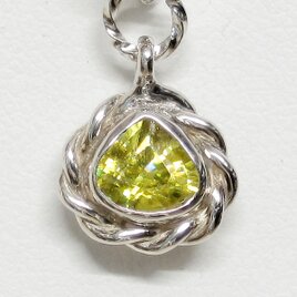 0.77ctスフェーンとSV925のトップ（トップのみの販売です、天然石、7月の誕生石、ロジウム、ふくりん留め）