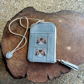 パスケース2枚用 小銭入れ付き（ライトグレーの革に茶トラ猫の刺繡）03003-51