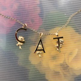 イニシャル猫／　アルファベットに猫ちゃんがぶら下がりのK18ペンダントトップ