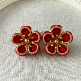 〈縁取りつまみ細工〉梅のピアス(赤)