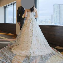 実例写真！華やかなトレーン 取り外しトレーン リーフ刺繍 花モチーフ ロングトレーン 結婚式