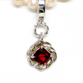 0.85ctガーネットとSV925のトップ（トップのみの販売です、天然石、柘榴石、誕生石、ロジウム、開閉式バチカン付き）