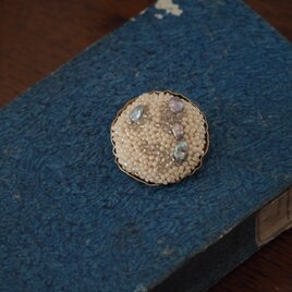 ブローチ　雪の朝