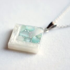 レジンアート　スクエアペンダント〈囁き貝・アクアマリン〉