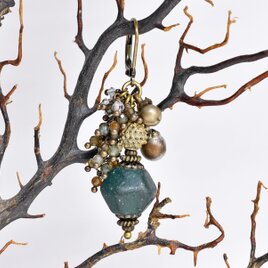 アンティークインディゴブルージャワ玉とつぶつぶブラス、たわわなトルマリン＆ハーキマーダイヤモンド、民族鈴の片耳ピアス