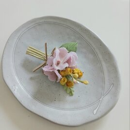 染め布花＊桜色・すみれとミモザの布花コサージュ
