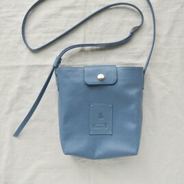 うさぎスカル、ブルーのポシェット。