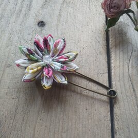 つまみ細工のお花のストールピン