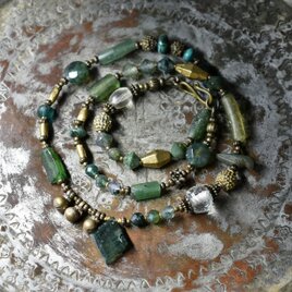 モスアゲートと水滴フランスヴィンテージビーズ、ローマングラス、ブラスビーズ、民族鈴のネックレス