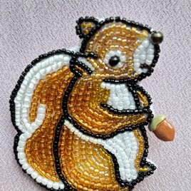 リスのブローチ