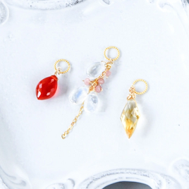 彩りの雫 ― Trois Charms（トロワ・シャルム）シトリンxレインボームーンストーン3チャーム14kgf