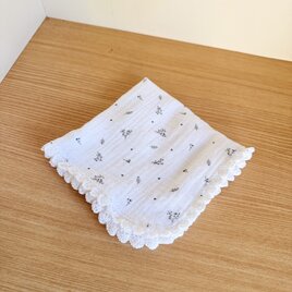 ダブルガーゼ2枚合わせのふわふわハンカチ（小花・白）