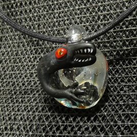 牙あるもの　NO.447（ガラス、とんぼ玉、爬虫類、一点物、伝統工芸、ネックレス）