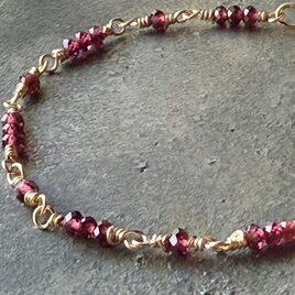 【1月の誕生石】「今日の自分も、悪くない。」ガーネットが寄り添うブレスレット