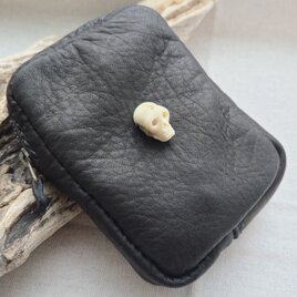 鹿革のシガレットケース 鹿角スカルボタン