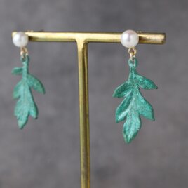 緑青の葉とパール ピアス/イヤリング [よもぎ]
