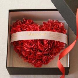 還暦を祝う 赤い花のハートアレンジメント ― bonheur et santé を添えて ―(箱入り・受注制作)