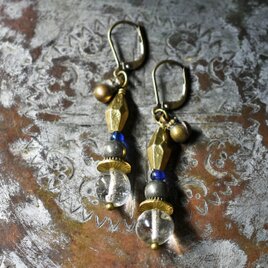 クリアアンティークビーズとインドブラス、パイライト、ブルービーズ、民族鈴のピアス