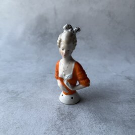 290 アンティーク 眼鏡を手にした小さな淑女 ― ピンクッションハーフドール（オレンジ）