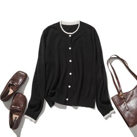 季節を問わず活躍する一枚　配色ウールとカシミヤカーディガン　ブラック　260113-2