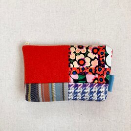 ウールのポーチ　小物入れ　赤い花柄とチェック