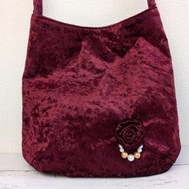 こっくりボルドーが大人かわいいバラモチーフのワンショルダーバッグ
