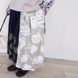 スノーローズ起毛コットンとカーキフラワーの切替タックスカート