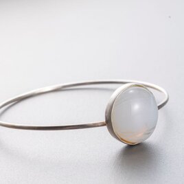 貴島雄太朗氏のガラスを使用したバングル