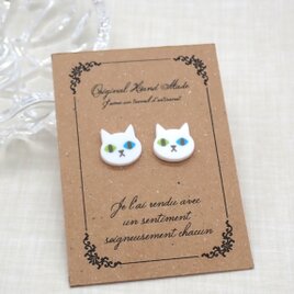 オッドアイの白猫ピアス