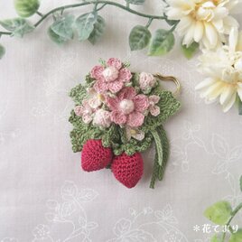 レース編み 苺のストールピン／ブローチ～ピンクのお花～