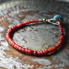 アンティーク多彩ホワイトハーツとターコイズブルーシェブロンのブレス（ターコイズ留め金）