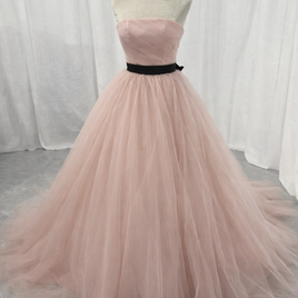 カラードレス 薄桃色 ベアトップ ソフトチュール ふわふわドレス サッシュベルト 編み上げ 披露宴