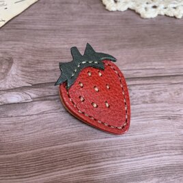 革のいちごのブローチ・赤・シンプル・かわいい