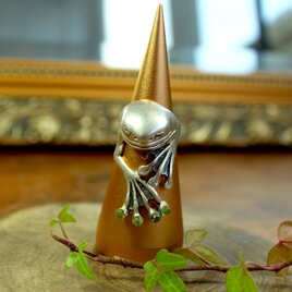 カエルのリング　シルバー　（ペリドット)