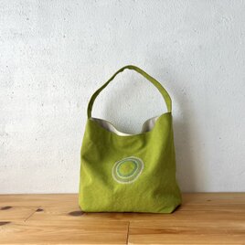 刺繍入りマスカット色の鞄