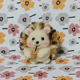 羊毛フェルト パピオカ美味しそうに飲んでる小さなハリネズミ ちゃん