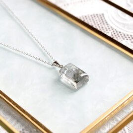 レジンアート　長方形のペンダント〈イノセント〉