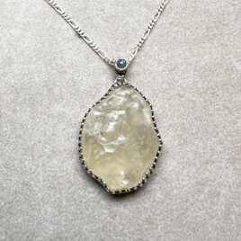 リビアングラス原石とアレキサンドライトのペンダント