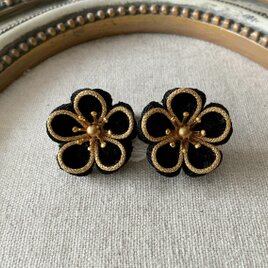 〈縁取りつまみ細工〉梅のピアス(黒)