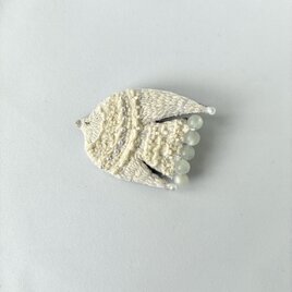 やさしいやさしいアイボリー色の鳥　羊の手紡ぎ糸を使った刺繍ブローチ