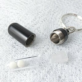 【漆黒・神秘的なブラック の海へ】　純チタン製・遺骨入れキーホルダー（内部に硬質ガラス容器付）一生もの　　◎日本製