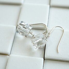 キューブ水晶のキラキラピアス