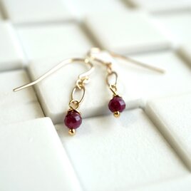 ちっちゃなルビーとゴールドチェーンのピアス