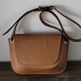 オイルダコタ　かぶせのついたボディーバッグ