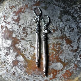 刻印入りロングカレンシルバーとハンドメイドシルバー、ナバホパール、インドシルバー鈴の長めなピアス