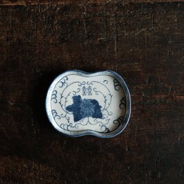 乾隆年製◆シノワズリな雰囲気。中国産　花唐草文染付平皿プレート　小ぶり　インテリアオブジェ　チャイナレトロ