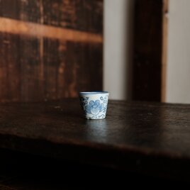 シノワズリな雰囲気◆中国産　花唐草文染付小ぶり猪口　茶杯　インテリアオブジェ　チャイナレトロ　煎茶茶器
