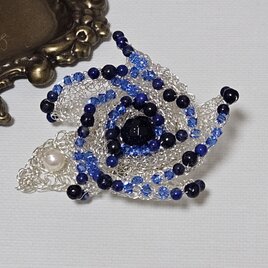 天然石とワイヤーの青いバラブローチ