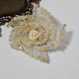 天然石とワイヤーの黄色いバラのブローチ