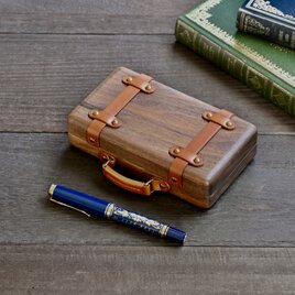 木製のレトロな旅行カバンのような万年筆ケース